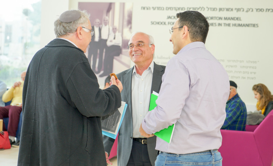 הקמפוס והכפר: לחקור מדעי הרוח מול עיסאוויה
