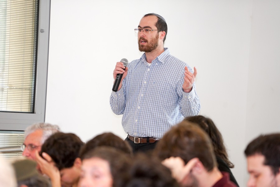  הקמפוס והכפר: לחקור מדעי הרוח מול עיסאוויה