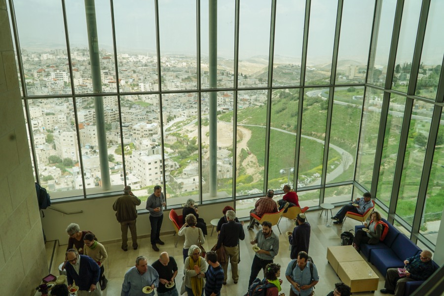  הקמפוס והכפר: לחקור מדעי הרוח מול עיסאוויה