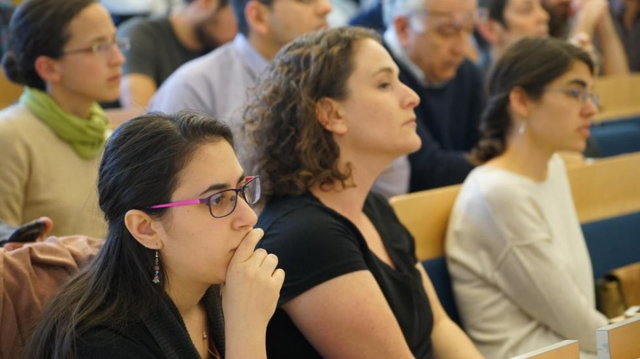  הקמפוס והכפר: לחקור מדעי הרוח מול עיסאוויה