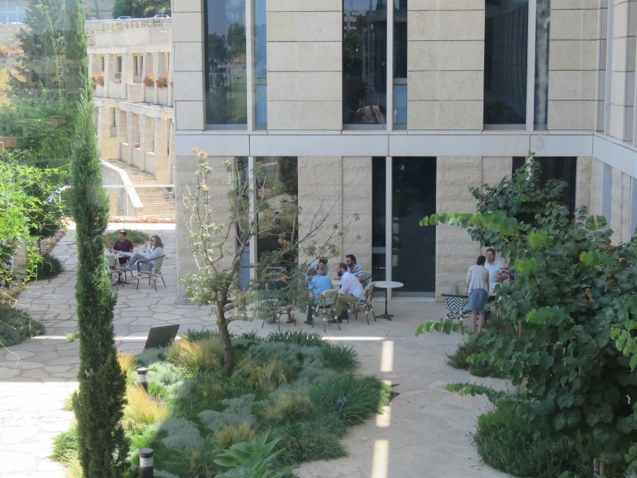 ארוחת צהריים בגינת בית ספר מנדל